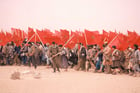 Plusieurs milliers de Marocains portant chacun un Coran et le drapeau de leur pays franchissent la frontière du Sahara occidental, à Tah, le 6 novembre 1975. © Frilet/SIPA