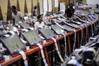 Sur cette photo prise le dimanche 23 décembre 2018, des agents de la CENI surveillent l’impression des bulletins de vote au siège de la commission électorale, à Kinshasa. © Jérôme Delay/AP/SIPA