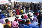 Des migrants attendent sur l’île italienne de Lampedusa d’être transférés sur le continent, en septembre 2023. © VALERIA FERRARO/ANADOLU AGENCY via AFP