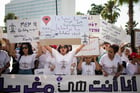 Manifestation féministe initiée par le collectif Hiya, appelant à une réforme de la Moudawana et du code pénal, place des Nations-unis à Casablanca, le 25 juin 2023. © Milla Morisson/Hans Lucas via AFP