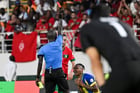 L’arbitre Hadi Allou Mahamat qui sort le carton rouge au défenseur Tanzanien Novatus Miroshi lors du match Tanzanie-Maroc © SIA KAMBOU / AFP