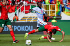 Fiston Mayele (C) se bat pour le ballon avec les défenseurs marocains Achraf Hakimi (d) et Nayef Aguerd (g) lors du match de football du groupe F de la CAN 2024 entre le Maroc et la RDC, au stade Laurent-Pokou, à San Pédro, le 21 janvier 2024. © Photo by SIA KAMBOU / AFP