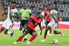 L’Angolais Jeremie Bela au combat face à plusieurs joueurs burkinabés lors de la Coupe d’Afrique des nations © Issouf SANOGO / AFP