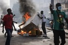 Des supporters de candidats à l’élection présidentielle de l’opposition brûlent des pneus et des meubles lors d’un rassemblement en contestation au report du scrutin, à Dakar, le 4 février 2024. © Cem Ozdel / Anadolu via AFP