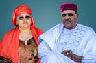 L’ancien président nigérien Mohamed Bazoum et son épouse, Hadiza, détenus à Niamey depuis le coup d’État du 26 juillet 2023. © Montage JA : DR