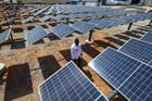 Les panneaux solaires du site où Keren Energy a construit la première installation de production d’hydrogène vert en Afrique, à Vredendal, en Afrique du Sud. © REUTERS/Esa Alexander