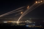 Des roquettes tirées par le Hezbollah depuis le sud du Liban sont interceptées par le système de défense aérienne israélien Iron Dome au-dessus de la Haute Galilée, dans le nord d’Israël, le 4 août 2024. © Jalaa MAREY / AFP