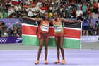 Beatrice Chebet et Faith Kipyegon célèbrent ensemble leur médaille d’or et d’argent © Li Ming/Xinhua/SIPA