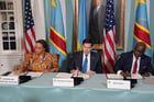 Le secrétaire d’État américain, Marco Rubio (centre), la ministre des Affaires étrangères de la RDC, Thérèse Kayikwamba Wagner (gauche), et le ministre des Affaires étrangères du Rwanda, Olivier Nduhungirehe (droite), le 25 avril 2025. © Andrew Leyden /NurPhoto via AFP