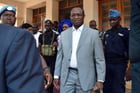 Anicet-Georges Dologuélé quitte un bureau de vote à Bangui, le 14 février 2016, alors qu’il se présente au second tour de l’élection présidentielle en tant que candidat du Rassemblement démocratique centrafricain (RDC).
