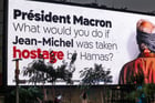 Panneau d’affichage portant un message adressé au président français Emanuel Macron à Tel-Aviv, le 21 novembre 2023. © AHMAD GHARABLI / AFP