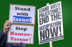 Pancartes de soutien à Israël ou à la Palestine. © Montage JA – AFP.