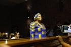 L’ancienne présidente de l’Assemblée nationale Nosiviwe Mapisa-Nqakula se tient sur le banc des accusés lors de sa comparution devant le tribunal de première instance de Pretoria, le 4 avril 2024. © PHILL MAGAKOE/AFP