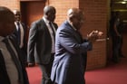 L’ancien chef d’État sud-africain Jacob Zuma (ici au sortir de la Haute cour de Pietermaritzburg, en avril 2023), poursuivi dans le cadre de plusieurs affaires de corruption., s’en prend régulièrement à son successeur à la tête de l’ANC. © Kim LUDBROOK / POOL / AFP.