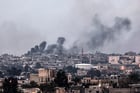 De la fumée s’élève au-dessus de Khan Younès, dans le sud de la bande de Gaza, après des bombardements israéliens, le 18 février 2024. © SAID KHATIB / AFP.
