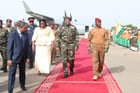 Abdourahamane Tiani (2e dr.) accueille son homologue burkinabè, Ibrahim Traoré (dr.), à son arrivée à Niamey, le 5 juillet 2024, pour le premier sommet des présidents de l’AES. © AFP