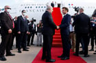 Le président français, Emmanuel Macron, et son homologue algérien, Abdelmadjid Tebboune, à l’aéroport d’Alger, le 27 août 2022. © Ludovic Marin / AFP