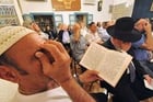 Des juifs prient dans une synagogue à Asjen, près de Ouazzane dans le nord du Maroc, le 9 mai 2012 © AFP