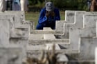 Aujourd’hui, les proches des victimes du naufrage du férry se recueillent encore devant les 140 tombes anonymes au cimetière de Joola. © Rebecca Blackwell/AP/SIPA
