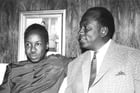 Modibo Keïta, président de la République du Mali et Julius Nyerere (à gauche), président de la Tanzanie, à Dar es Salaam le 11 novembre 1966. © Archives Jeune Afrique