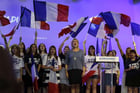 La candidate de Front National, Marine Le Pen, chante la Marseillaise après un meeting à Fréjus, en France, le 18 septembre 2016. © Claude Paris/AP/SIPA