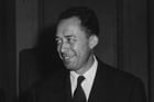 Albert Camus félicité par l’ambassadeur de Suède en France, Ragnar Kumlin, après s’être vu décerner le prix Nobel de littérature, aux éditions Gallimard à Paris, le 17 octobre 1957. © GODOT/AP/SIPA