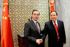 Le ministre tunisien des Affaires étrangères, Khemaies Jhinaoui, et son homologue chinois Wang Yi à Tunis le 13 mai 2016. © Hassene Dridi/AP/SIPA
