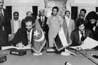 Le Mauritanien Ahmed Salem Ould Sidi et l’un des leaders du Polisario, Bachir Mustapha Sayed, signent l’accord de paix du 5 août 1979, à Alger. © AFP
