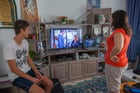 Des Tunisiens devant les programmes d’une chaîne locale (image d’illustration). © Ons Abid