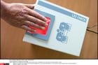Les cartes biométriques demandent le recueil des empreintes digitales. © TSCHAEN/SIPA