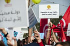 Des Tunisiennes tiennent une pancarte lors d’une manifestation pour demander l’égalité entre hommes et femmes à Tunis (Tunisie), le 10 mars 2018 (image d’illustration). © Hassene Dridi/STR/AP/SIPA