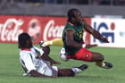 Le Sénégalais Alsassane Ndour à la lutte avec le Camerounais Patrick Kengne Suffo, durant la finale de la CAN 2002, à Bamako au Mali. © Christine Nesbitt/AP/Sipa