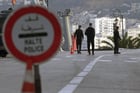 Les forces de sécurité se tiennent à un poste de contrôle pour appliquer un couvre-feu, à Alger, le 8 avril 2020. © Toufik Doudou/AP/SIPA