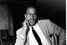 Malcolm X lors d’une conférence de presse à New York, le 21 mai 1964. Il venait tout juste de revenir d’un voyage en Afrique © AP/Sipa