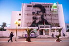 Portrait de Mohamed Bouazizi sur l’avenue qui porte son nom, à Sidi Bouzid, en Tunisie © Ons Abid pour JA