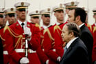 L’ancien président algérien Abdelaziz Bouteflika passe devant une garde républicaine avec le roi du Maroc Mohammed VI à l’aéroport d’Alger, le 21 mars 2005. © REUTERS/Zohra Bensemra