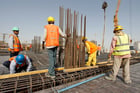 Selon la Banque mondiale, les pays accueillant les travailleurs africains ont été plus résilients que prévu. Ici, des ouvriers sur un chantier au Qatar, en 2010. © Organisation internationale du travail (OIT)/Flickr/Licence CC