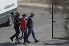 Deux clandestins algériens conduits par un policier espagnol à un Centre d’assistance temporaire pour étrangers, à Almeria, le 16 octobre 2021. © JORGE GUERRERO/AFP