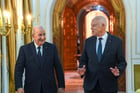 Le président tunisien Kaïs Saïed (à dr.) avec son homologue algérien Abdelmadjid Tebboune, le 15 décembre, à Tunis. © TUNISIAN PRESIDENCY/AFP