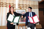 Neila Tazi et le ministre marocain de la Culture Mehdi Bensaid, lors de la signature d’un accord de partenariat entre la Fédération des industries culturelles et créatives (FICC) et le ministère de la Culture, à Rabat, le 27 janvier 2022.