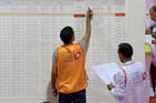 Des membres de l’Isie pendant l’opération de décompte des voix lors de la présidentielle de 2019, dans un bureau de vote de l’Ariana, près de Tunis. © FETHI BELAID/AFP