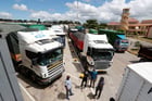 Des chauffeurs routiers attendent près de leurs véhicules les résultats des tests de dépistage du coronavirus (Covid-19) au poste frontière à guichet unique de Namanga, entre le Kenya et la Tanzanie, le 12 mai 2020. © Thomas Mukoya/Reuters