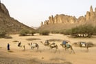 Méharée et chamelier touareg entre Essendilène et Djanet, dans le massif du Tassili, patrimoine mondial de l’Unesco. © Philippe ROY/Aurimages via AFP