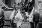 Les basses rues de la Casbah à Alger durant la guerre d’Algérie, en septembre 1961. © Marc Garanger/Aurimages via AFP