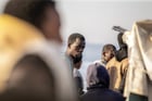 Migrants africains encadrés par la Garde nationale tunisienne près de la ville de Sfax, dans le sud de la Tunisie, le 28 octobre 2022. © Yassine Gaidi / Anadolu Agency via AFP