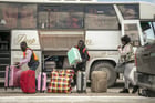 Des Ivoiriens en route vers l’aéroport de Tunis pour retourner dans leur pays, le 7 mars 2023. © YASSINE GAIDI/Anadolu Agency via AFP