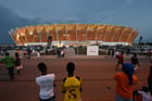 Devant le stade de Bouaké, le 24 mars 2023, lors du match entre la Côte d’Ivoire et les Comores. © ISSOUF SANOGO/AFP