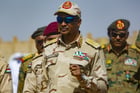 Mohamed Hamdan Dagalo assiste à une cérémonie de remise de diplômes aux forces spéciales à Khartoum, le 22 septembre 2021. © Mahmoud Hjaj/Anadolu Agency via AFP
