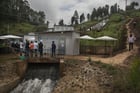 Au Kenya (ici une station hydraulique et solaire dans le village de Mihuti, au centre du pays), les projets verts ne sont plus vus comme une simple tendance. © TONY KARUMBA/AFP.
