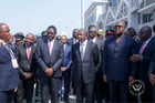 Le président de RDC, Félix Tshisekedi (2e à dr.), de l’Angola, João Lourenço (3e à dr.) et de la Zambie, Hakainde Hichilema (3e à g.) lors de la cérémonie de signature du contrat de transfert de la concession des services ferroviaires et de la logistique de soutien du corridor de Lobito, à Benguela, le 4 juillet. © Présidence de RDC.